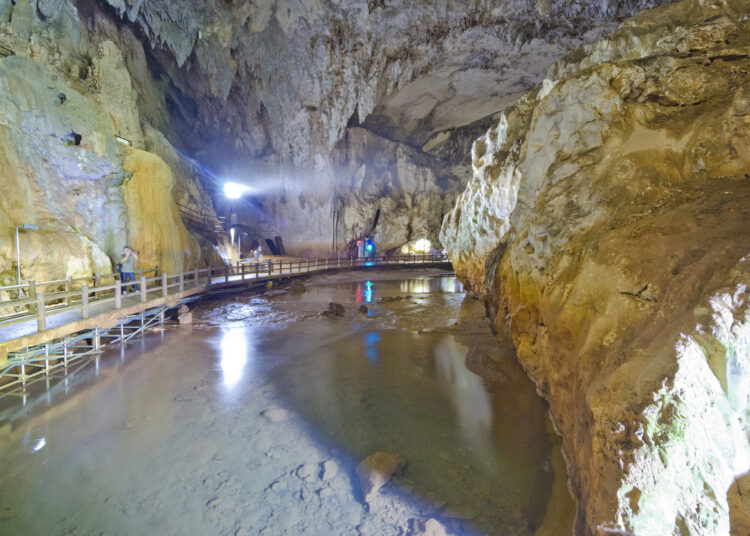 Japão e suas 3.000 cavernas. Ed. 641.