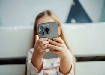 Criança não é produto: o perigo dos influencers mirins
